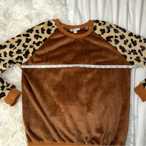 Bailey’s Blossoms | Crewneck Pullover Colorblocked Velour Leopard Animal Print - Picture 9 of 11